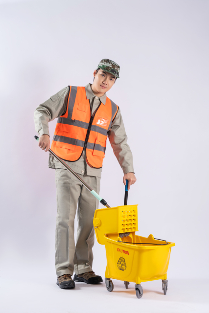 工人涮洗拖把打扫卫生高清图