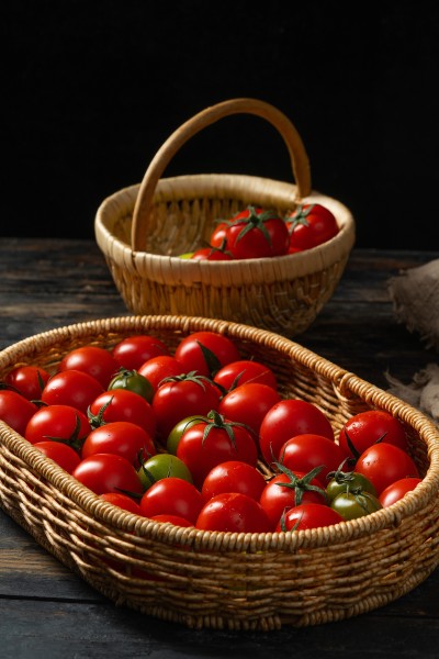 篮子里的小番茄水果实拍图