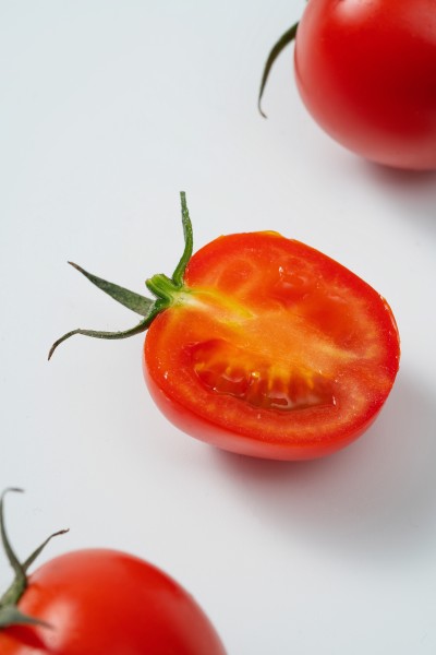 切开的新鲜小番茄特写高清图