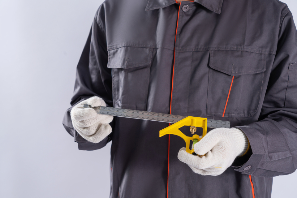 手拿测量直尺近景实拍图