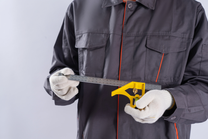 手拿测量直尺近景实拍图