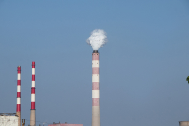 工业城市烟筒排气实拍图