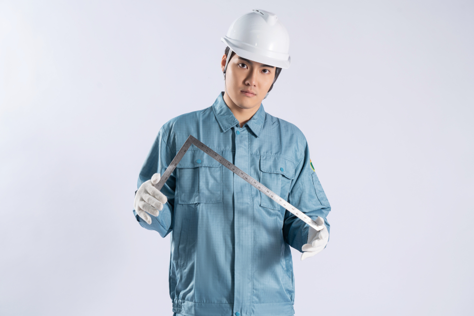 高级技术员拿直角尺子高清图