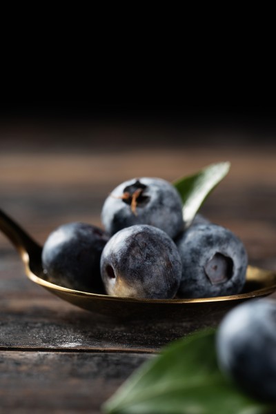 铜勺里的蓝莓水果艺术特写图