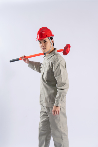 肩扛红色大锤的工人高清图