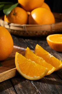 切开的酸甜可口水果橙子实拍图