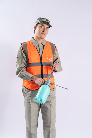 手拿喷壶喷水防尘工作者高清图