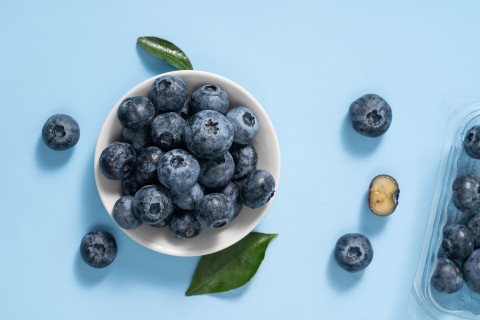 盘装新鲜有机蓝莓水果高清图