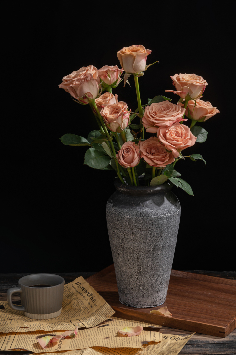 复古花瓶暗调卡布奇诺玫瑰花束版权图片下载