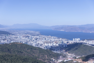 海边城市建筑群远景图