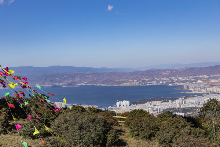 海边城市唯美风景远景实拍图版权图片下载