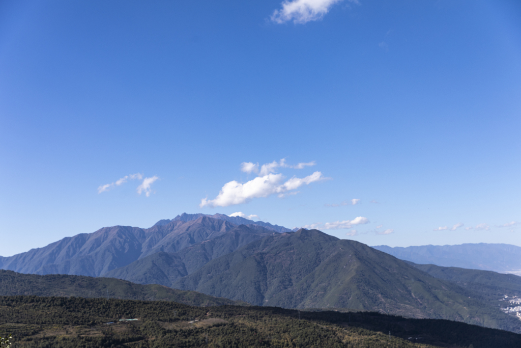 山川蓝天唯美景色实拍图版权图片下载