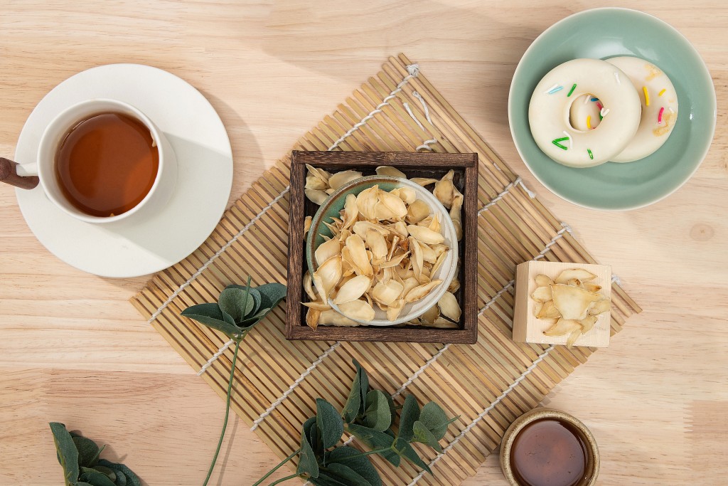 滋补百合甜甜圈红茶摆拍图版权图片下载