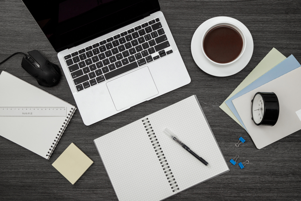 笔记本电脑纸质资料实拍图版权图片下载