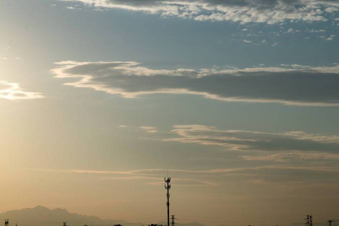 夕阳下远山白云高清图