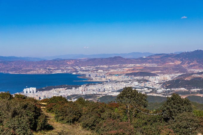 高山远景城市风景高清图