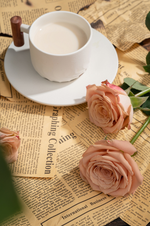 桌面下午茶精致玫瑰花摆拍图版权图片下载