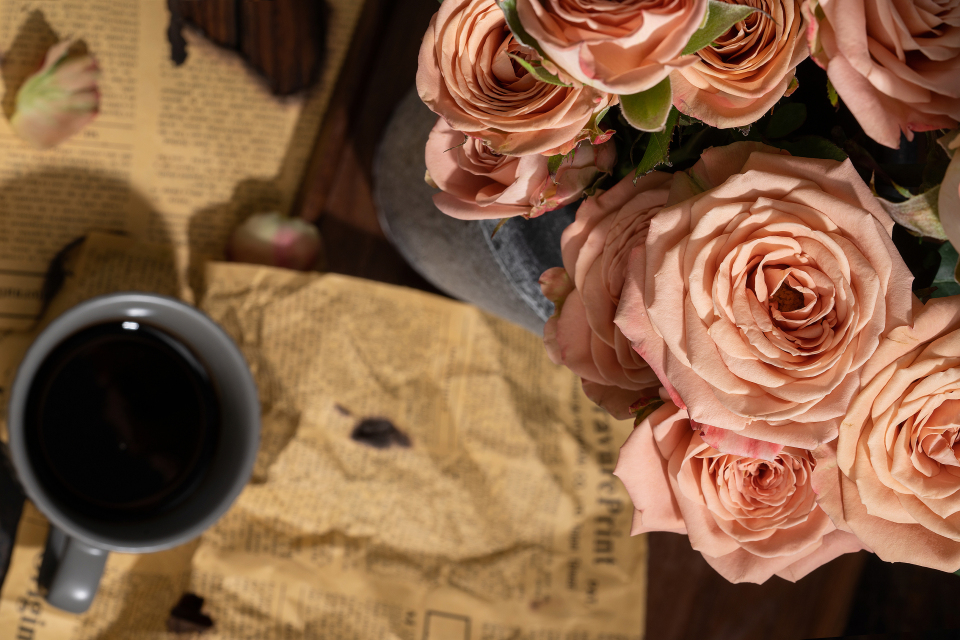 唯美鲜花玫瑰桌面艺术摆拍图