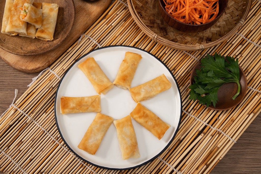 餐桌上传统美食蔬菜炸春卷高清图版权图片下载