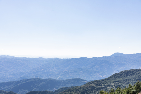 蓝天山川自然美景远景实拍图