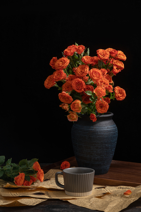 复古艺术花瓶橙色芭比玫瑰版权图片下载