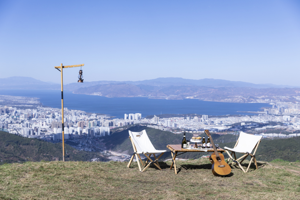 户外旅游休闲区景色高清图版权图片下载