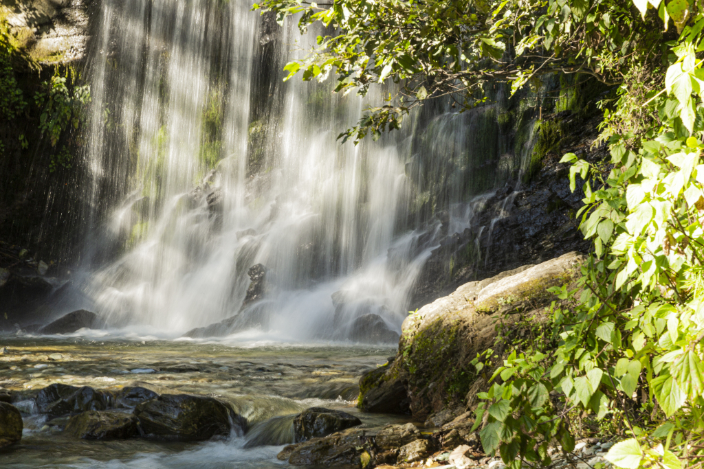 阳光下的梦幻瀑布白色浪花图版权图片下载