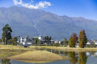 户外蓝天白云高山流水风景图