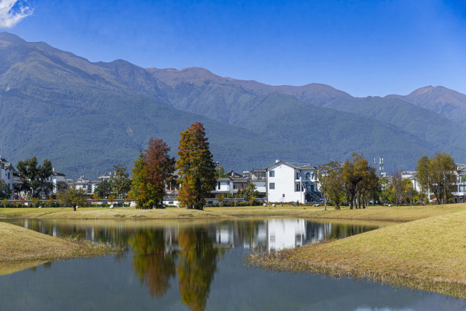 户外旅游圣地度假村秋季风景图