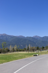 山川绿色草坪自然风景高清图