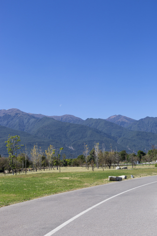 山川绿色草坪自然风景高清图