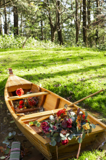 绿色草坪小木船唯美风景图