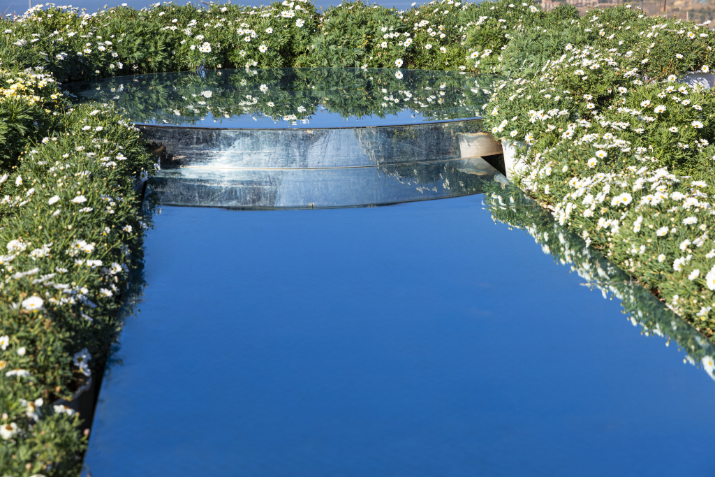 蓝色湖水湖边风光图版权图片下载