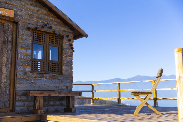 休闲乘凉山间小屋实拍图版权图片下载