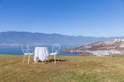 湖边风景就餐区白色餐椅图