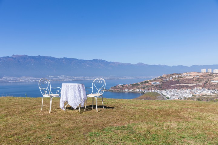 湖边风景就餐区白色餐椅图版权图片下载