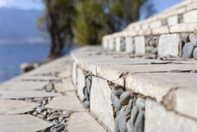海边鹅卵石装饰台阶实拍图
