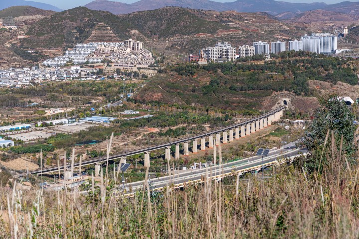 俯拍郊外乡村风光实拍图版权图片下载