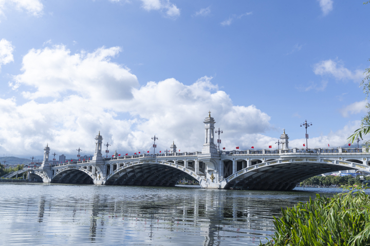 景观建筑法式古典桥梁建筑高清图版权图片下载