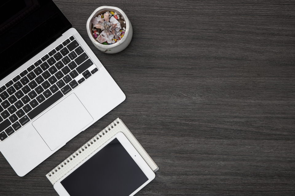 企业白领简洁办公桌实拍图