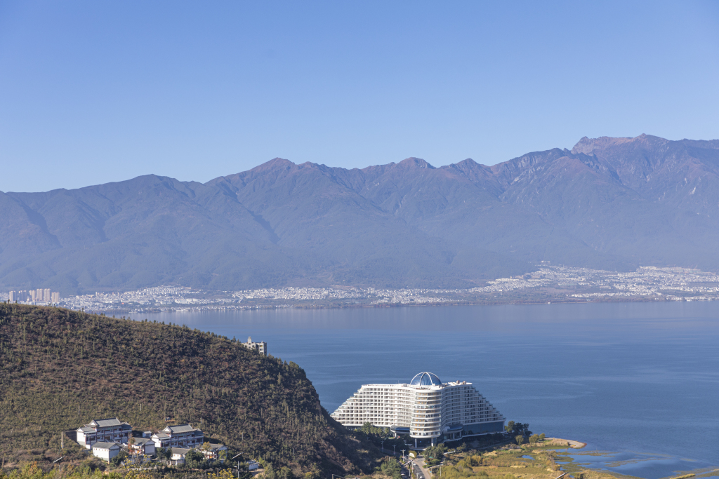 蓝色湖面远山建筑高清图版权图片下载