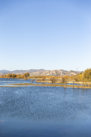 山水间湖边风光高清图