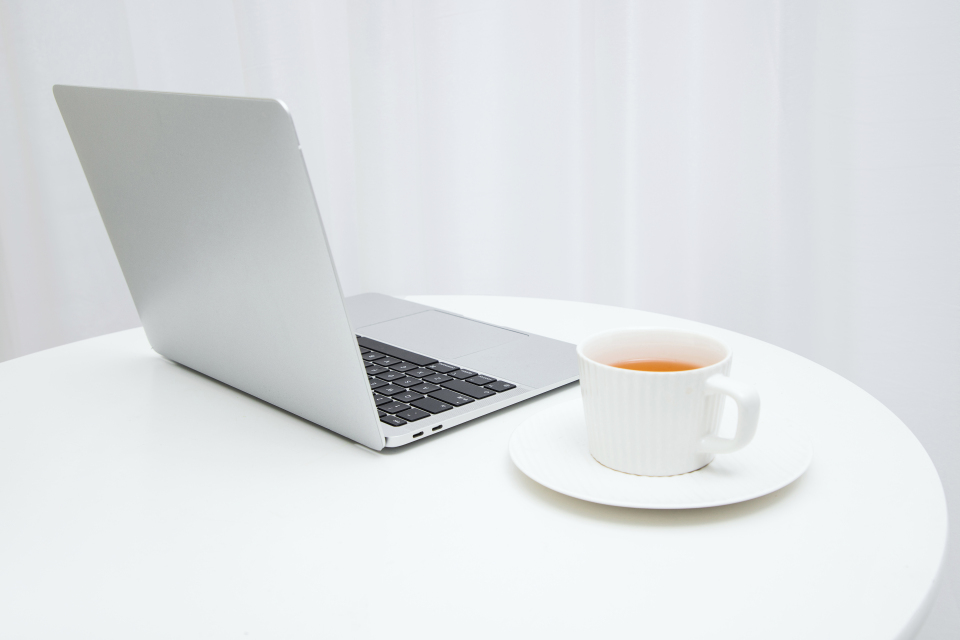 咖啡杯商务电脑办公环境图