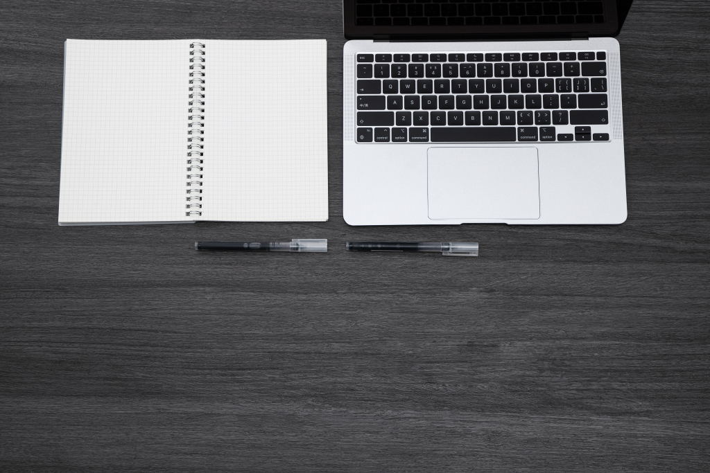 对称摆放的企业办公用品实拍图版权图片下载