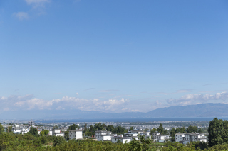 滨海建筑群蓝天白云远景图