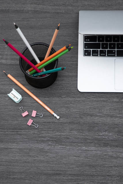 手绘美工办公桌实拍图