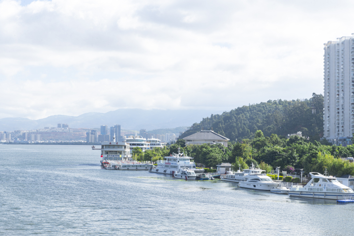 滨海建筑群景观建筑高清图版权图片下载