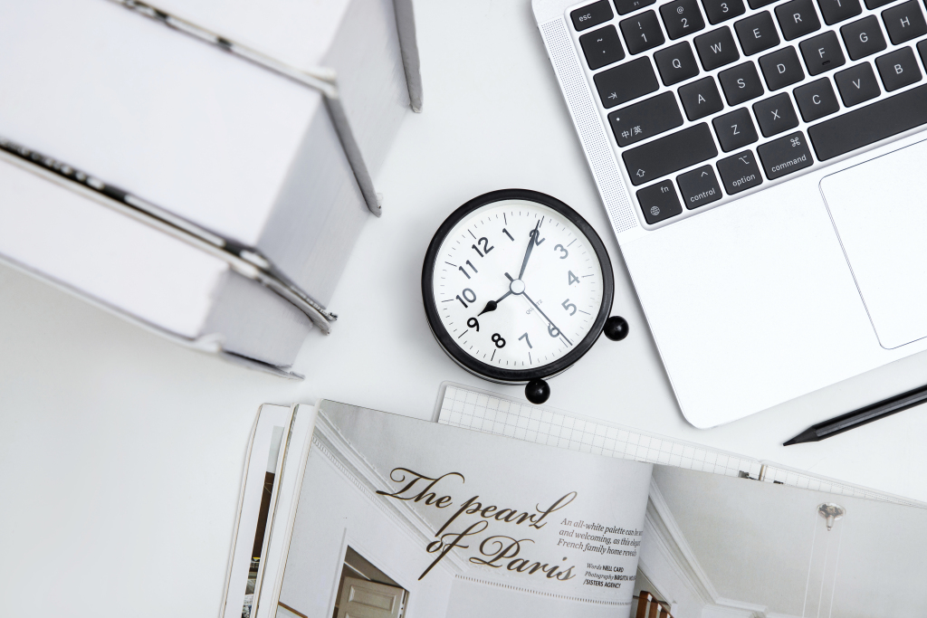 简约办公桌面实拍图版权图片下载