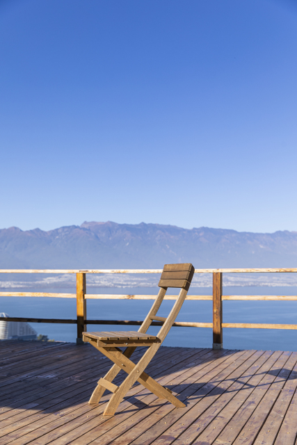 湖边观景台乘凉座椅高清图