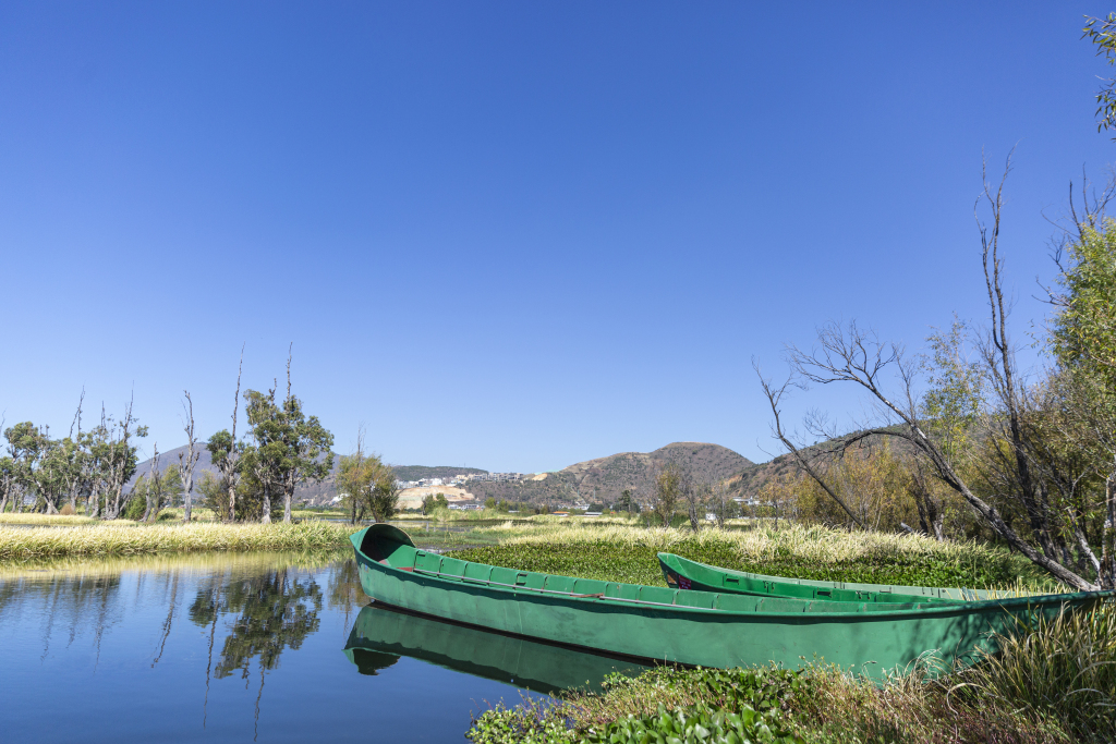 蓝天下湖面小船风景实拍图版权图片下载
